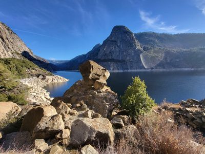 Hetch Hetchy Reservoir, Kolana Rock, balanced boulder