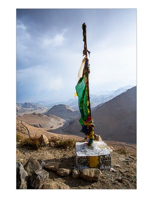 Road to Khadung La Pass