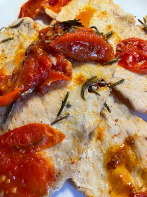 Chicken breast with rosmary and tomatoes