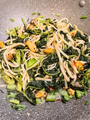 Linguine mussels and broccoli
