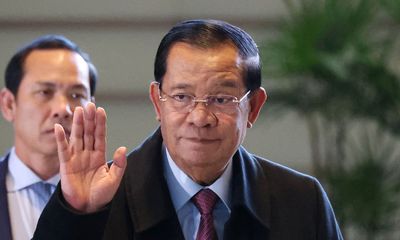 Japanís PM Kishida meets former Cambodiaís PM Hun Sen