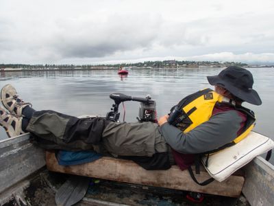 Waiting for the ROV to find the target pot