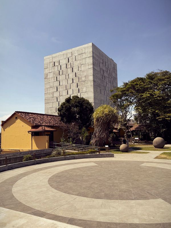 Museo Nacional de Costa Rica y la Asamblea Legislativa.