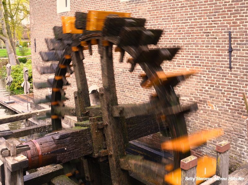 Borculo: een rad van de oliemolen - a mill wheel of the oil mill