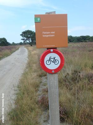 Fietsen? Verboden. - Cycling? Not permitted.