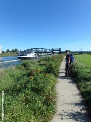 Deventer - Zutphen: Een groot binnnenvaartschip gaat onder de brug door
