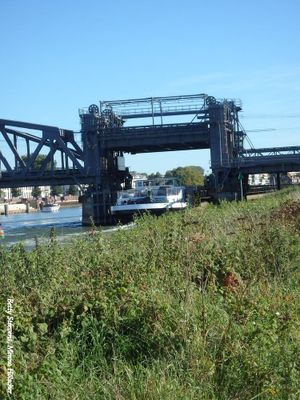 Deventer - Zutphen: Een groot binnnenvaartschip gaat onder de brug door