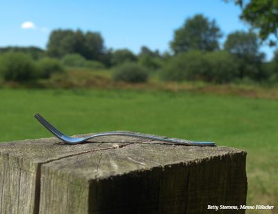 Onderweg: vork op paaltje