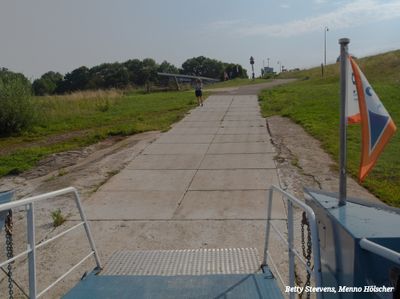 De veerstoep aan de zuidelijke oever van de Rijn