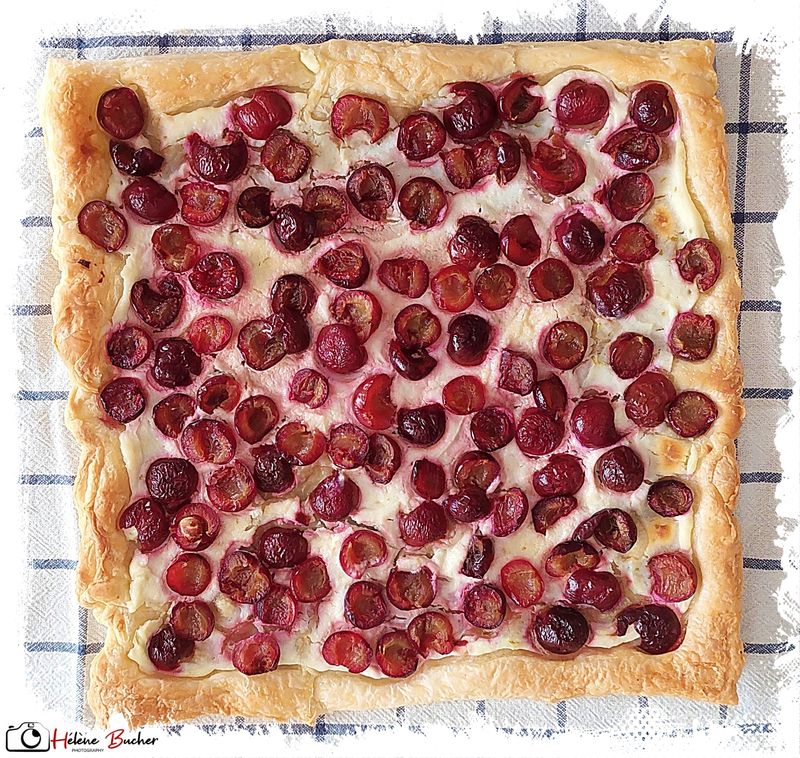 Tarte fine feuillete  la ricotta et aux cerises
