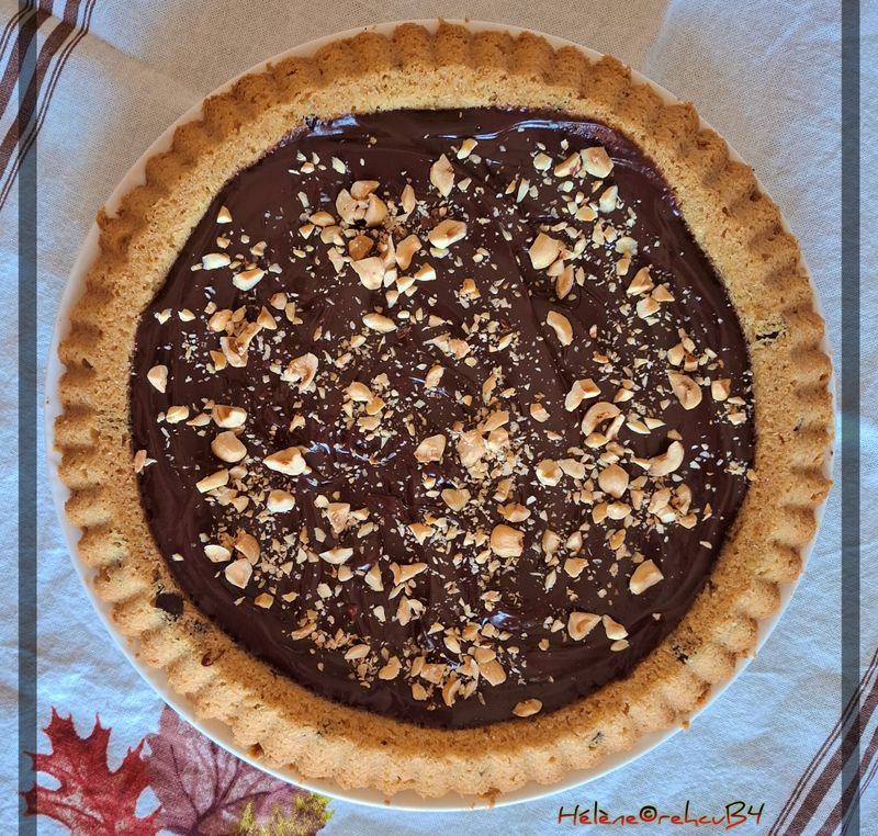Tarte cookie, noisettes et ganache chocolat de LOLOTAMBOUILLE, Instagram 