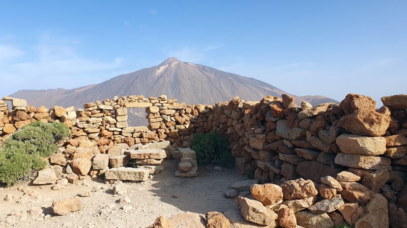 Mar 23 Tenerife Guajara summit observatory ruins.jpg