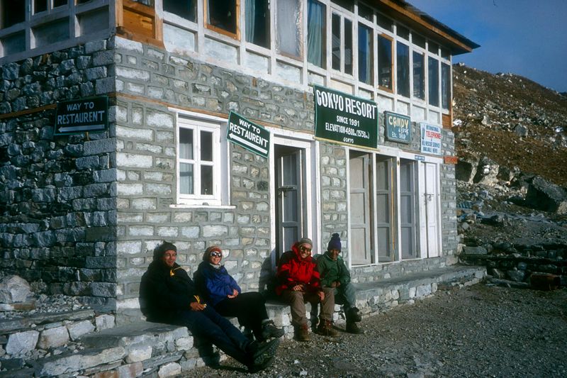 Gokyo tea house, Martina with German hikers and their guide
