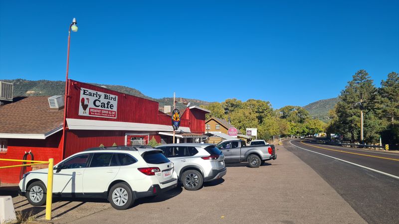 Early Bird Cafe, Pine. I arrived at 8.30am and met other hikers so happily had 2nd breakfast!