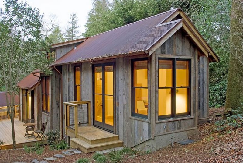 shed exterior barnboard TG6MLR2020.jpg