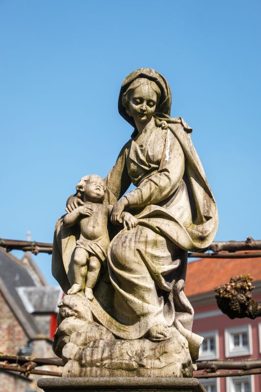 Onze-Lieve_Vrouwkerkhof Zuid (aan de pomp) - Ziitende Maria met Kind-1.jpg