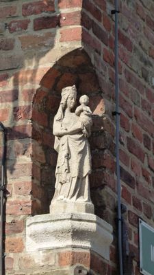 Gekroonde Maria met Kind - hoek Mariastraat x Guido Gezelleplein.JPG