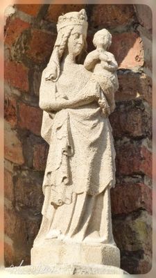 Gekroonde Maria met Kind - Mariastraat 36.JPG