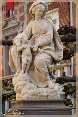 Onze-Lieve-Vrouwekerkhof- Zuid-Zittende Maria met Kind.JPG