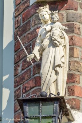 albrecht-rodenbachstraat-23-x-stijn-streuvelsstraat---staande-maria-met-kind-koningin_33122256920_o.jpg