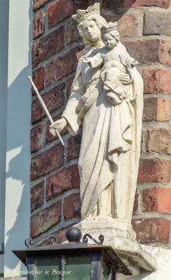 albrecht-rodenbachstraat-23-x-stijn-streuvelsstraat---staande-maria-met-kind-koningin--foto2_33122256900_o.jpg