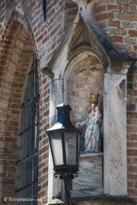 beenhouwersstraat-1-hoek-speelmansrei---staande-maria-met-kind-1_34520440390_o.jpg