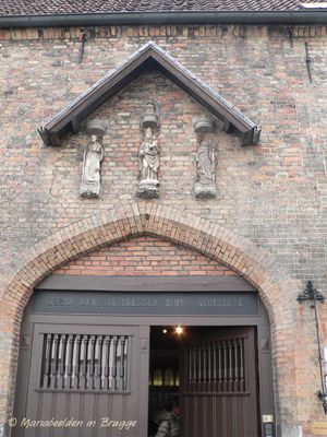 boeveriestraat-45---staande-maria-met-kind-1_32178026343_o.jpg