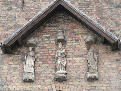 boeveriestraat-45---staande-maria-met-kind-2_32148575694_o.jpg