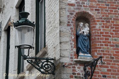 ezelstraat-2---staande-maria-met-kind-2_32993070475_o.jpg