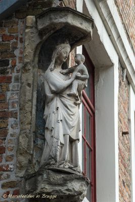ezelstraat-nr-2---staande-maria-met-kind-foto2-1_32178063503_o.jpg