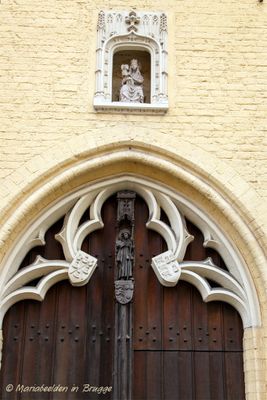 ezelstraat-nr83-105-zittende-maria-met-kind-koningin-2_32178062413_o.jpg