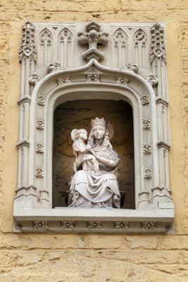 ezelstraat-nr83-105-zittende-maria-met-kind-koningin-3_32838113722_o.jpg