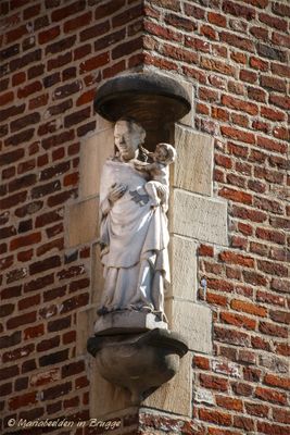 gouden-handstraat-15-x-sint-gilliskerkstraat---staande-maria-met-kind-1_34699223486_o.jpg