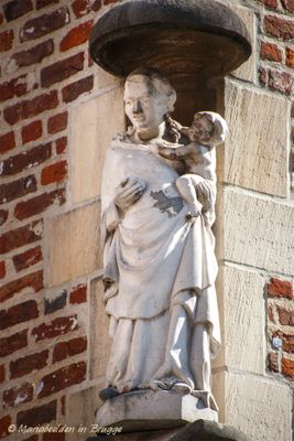 gouden-handstraat-15-x-sint-gilliskerkstraat---staande-maria-met-kind-2_34699223226_o.jpg