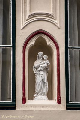 jan-miraelstraat-7-9---staande-maria-met-kind-1_32951769666_o.jpg