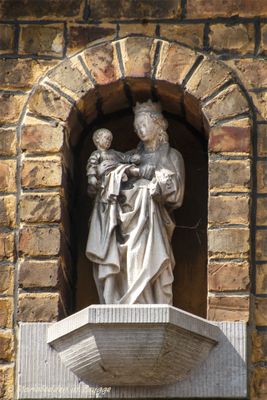 julius-en-maurits-sabbestraat-15--staande-maria-met-kind-1_34699222966_o.jpg