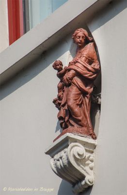 katelijnestraat-40-diamantmuseum---staande-maria-met-kind-1_33969063065_o.jpg