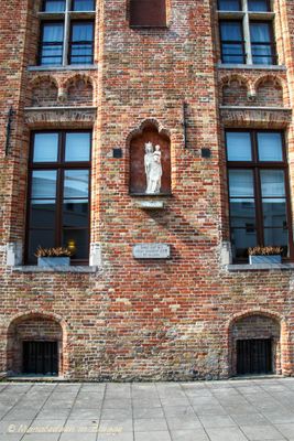 katelijnestraat-86-hotel-ibis---staande-maria-met-kind-koningin-1_33583919550_o.jpg