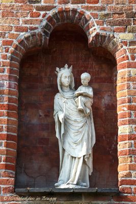 katelijnestraat-86-hotel-ibis---staande-maria-met-kind-koningin-2_33969062775_o.jpg