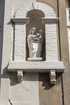 kleine-heilige-geeststraat-7-9-staande-maria-met-kind-1_33126680554_o.jpg