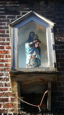 kleine-nieuwstraat-10-12---staande-maria-met-kind--2_34699222466_o.jpg