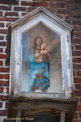 kleine-nieuwstraat-10-12---staande-maria-met-kind-1_34699220476_o.jpg