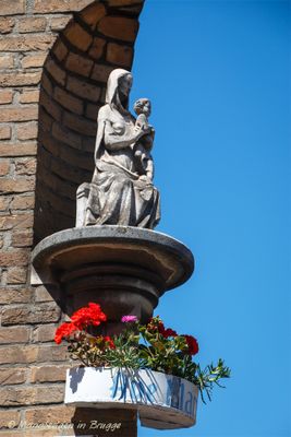 leemputstraat-2-hoek-greinschuurstraat---zittende-maria-met-kind-1_34775707731_o.jpg