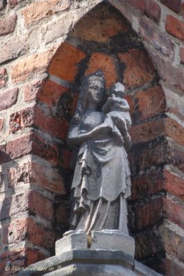 mariastraat-36-x-guido-gezelleplein---staande-maria-met-kind-koningin-1_33583919090_o.jpg