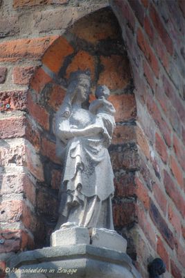 mariastraat-36-x-guido-gezelleplein---staande-maria-met-kind-koningin-2_33969061555_o.jpg