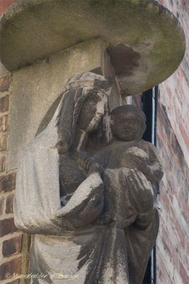 mariastraat-x-sint-salvatorskoorstraat---staande-maria-met-kind-2_33812600032_o.jpg