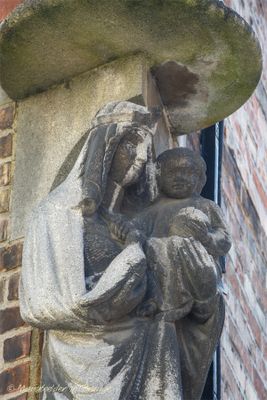 mariastraat-x-sint-salvatorskoorstraat---staande-maria-met-kind-3_33840394451_o.jpg