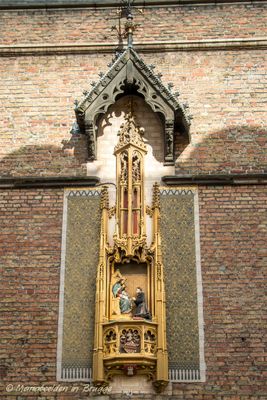 naaldenstraat-19--hof-bladelin---zittende-maria-met-kind-1_32611402530_o.jpg