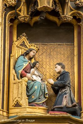 naaldenstraat-19--hof-bladelin---zittende-maria-met-kind-3_32867659401_o.jpg