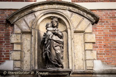 naaldenstraat-23-staande-maria-met-kind-4_32867658571_o.jpg